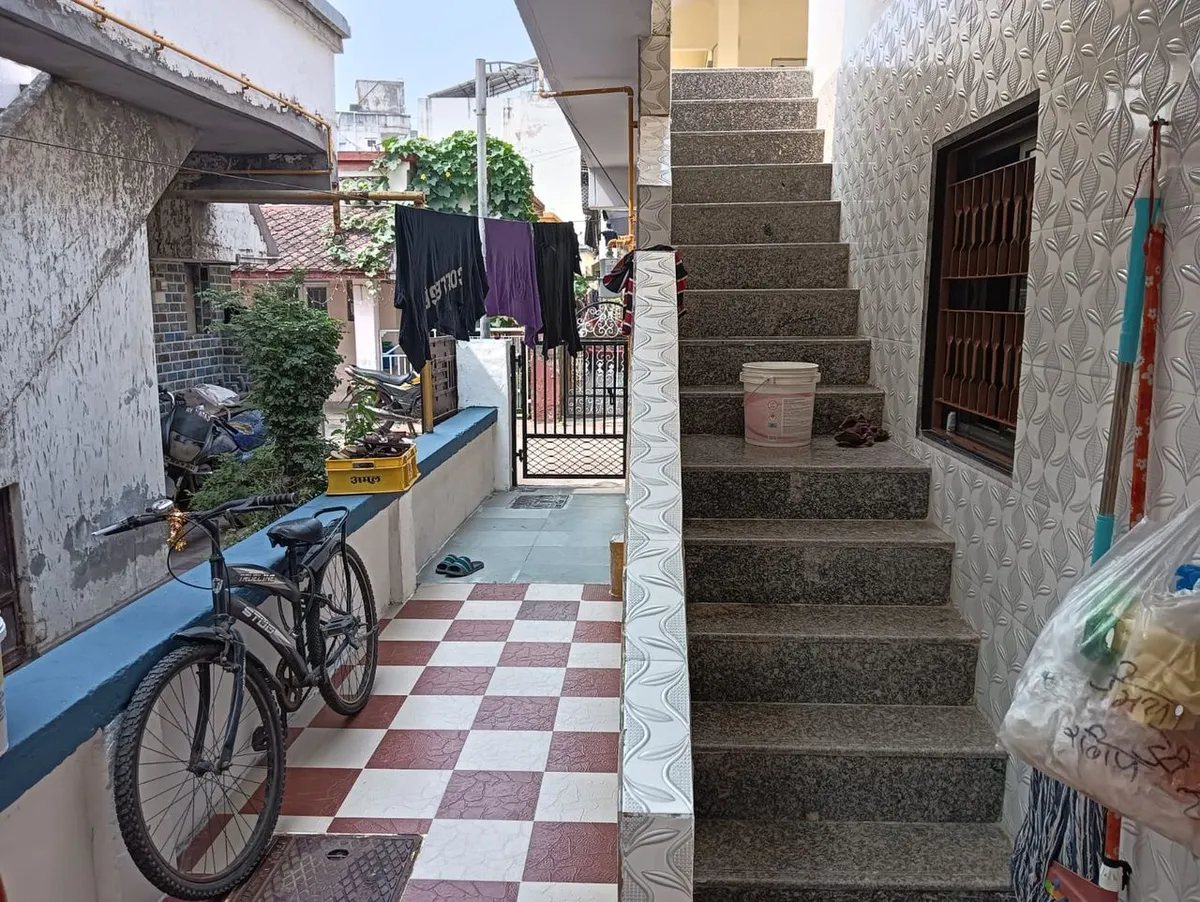 J K Park Tenement - Photo 2